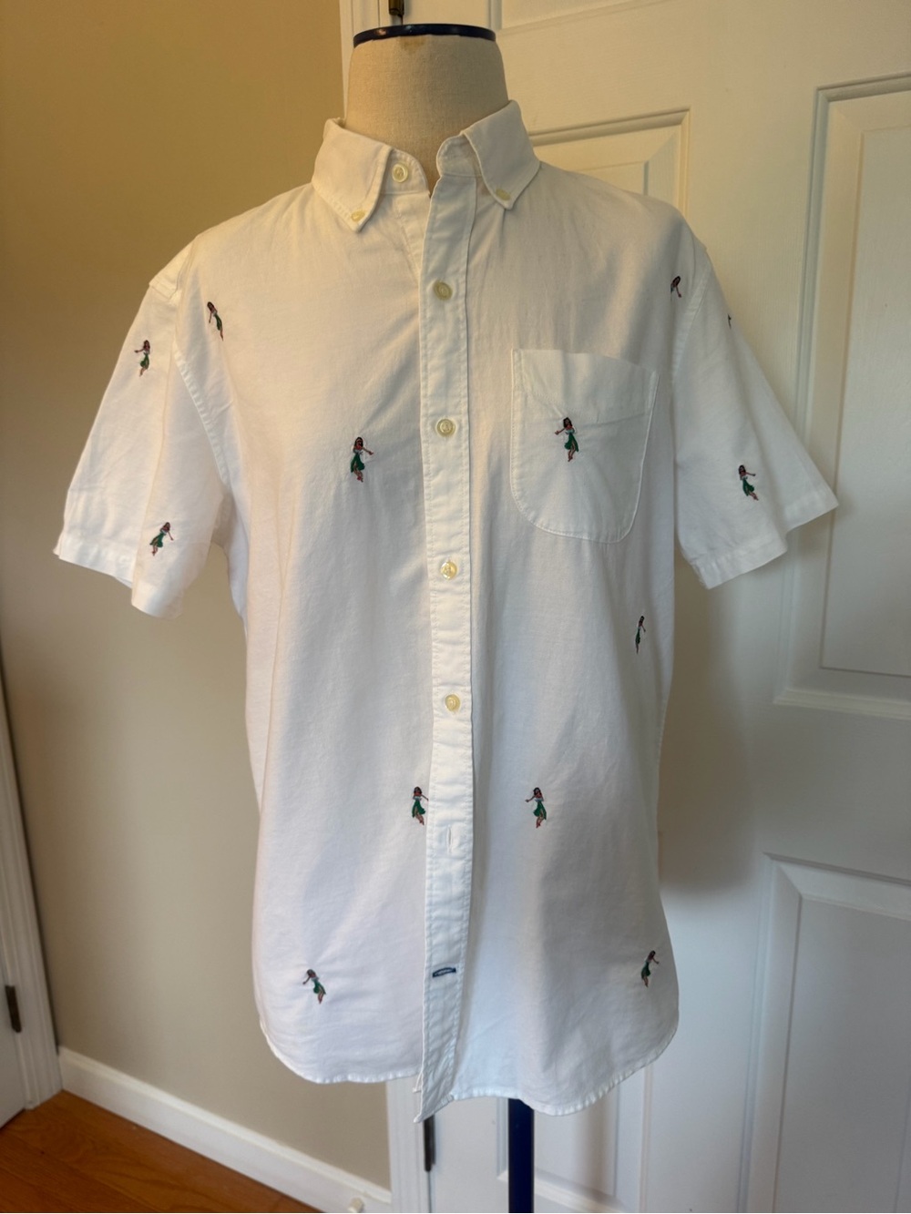 Gap mens white short-sleeve button-down shirt with embroidered hula girl motif